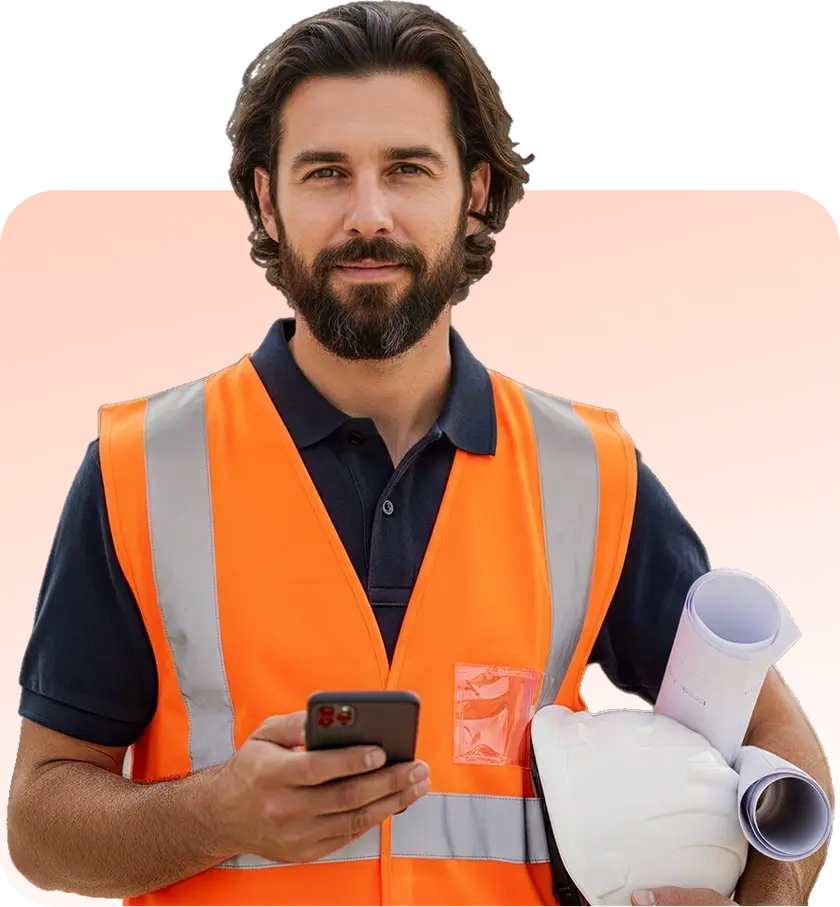 Profissional de obra com capacete, plantas e celular